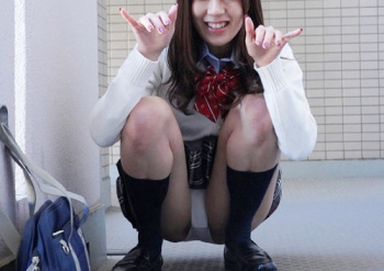 【下着チラ】「見ていいよ…♡」スレンダー美乳おっぱいの美人ギャルで可愛い妹に下着チラ見せ誘惑されて濃厚なガチセックス！の画像