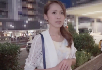 【人妻ナンパ】「少しは大丈夫♡」仕事後のスリムな美乳おっぱいの素人美女・美熟女女性を誘ってホテルで中出しするｗの画像