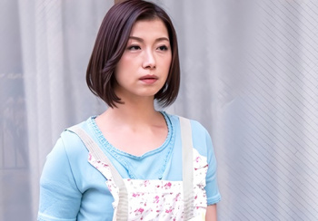 【美しい妻】「え…そんな…」スレンダー美乳胸人妻熟女・美魔女おばさんが騙されて売春クラブに登録し性欲処理させられるの画像