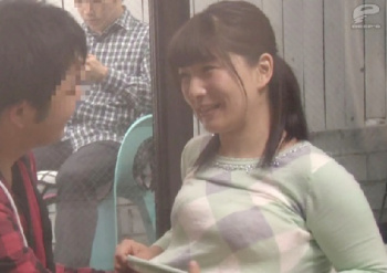 【盗撮の父ｘATM】「もぉ♡秘密よ？♡」ぽっちゃり巨乳胸の清楚美女な熟女・美魔女おばさんを監視！の画像