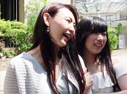 【家族丼】ナンパ「あぁ♡凄いぃ♡」清楚な初心者親子を口説いてSEX!美しい美乳おっぱいのママが娘の前で膣内射精されてアクメ!の画像