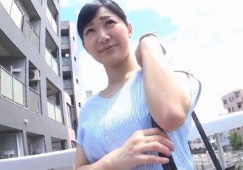 【美乳おっぱいｘ本気恥ずかしい】「裸より恥ずかしい…♡」清楚なOLお姉さんの胸元とセックスしちゃうｗ｜素人ナンパの画像