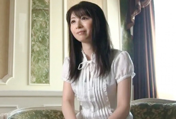 【美乳・スリム】「性欲不満で…♡」清楚で美しい若い奥様が浮気なんてしなさそうなのに他人の男性と関係を持つ！の画像