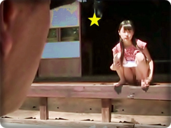 【ヘンリー塚本】（つぼみ）両親の留守にマンチラで使用人を誘惑するおさげ髪の小悪魔お嬢様！の画像