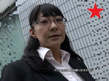 【熟素人】 都内勤務中のアラフィフ眼鏡熟女をゲット！意外と敏感体質でイケる！の画像