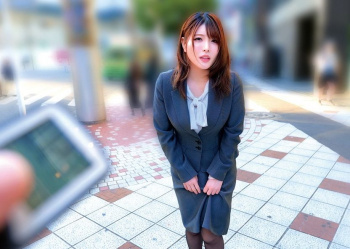 もうガマンできない…！美脚OLのお姉さんがリモバイ散歩で羞恥イキの画像