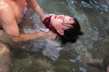 水死ギリで恐怖に震える…修学旅行中の女子校生を鬼畜な痴漢師がロックオン～中出し囁き脅迫で友達を呼ばせ輪姦レイプの画像