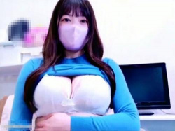 ライブチャット「谷間汗かいちゃった…乳首擦れてちょっと…勃ってる…あぁん…」乳首ビンビン爆乳美少女がチクニー!の画像