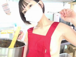 【ライブチャット】エプロンから溢れるプックリ乳首スケべ美少女がキッチンでエロ配信！の画像