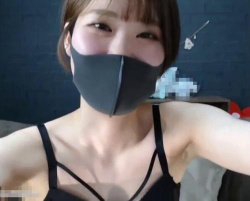 ライブチャット「クリここw見られると濡れる…舐められるの好き…挿れたくなってきた…」敏感淫乱美女！の画像
