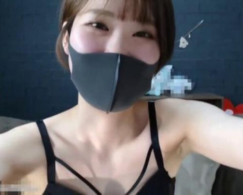 ライブチャット「クリここw見られると濡れる…舐められるの好き…挿れたくなってきた…」敏感淫乱美女！の画像