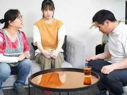 [Upornia]【マッサージで感じるJK】母親の隣で密かに絶頂！巨乳JKがこっそりイキまくり、敏感ボディが暴かれる♡の画像