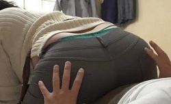 [熟女]人妻出張マッサージ師のはみパンデカ尻に勃起が治まらなくなりお願いしてみると…の画像