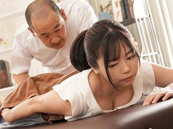 [YouJizz]〚整体師×羽咲みはる〛柔らか巨乳のＪＫが初老整体師に工口乳揉まれ手マンイキ★★ピンクチクビを弄られブルマ越しのクンニでガの画像
