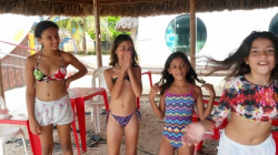 【youtube】海外JS とんでもない水着の画像