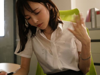 【広瀬りおな】エアコンの壊れた真夏のオフィスで汗だくになって犯す美人上司の淫らな肢体！の画像