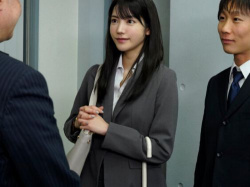 【楓カレン】大雨で濡れたスレンダー清楚美人の先輩女子社員に欲情した部下の童貞絶倫棒!の画像