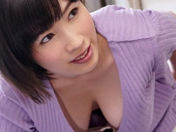 【奥田咲】無防備なノーブラでゴミ出しする色白美爆乳の胸チラ美人妻に欲情して押し倒した！の画像