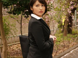 【本田瞳】相部屋になった美人上司の衣類を脱がせると眩い程の柔らか美ボディで欲情あまり犯した！の画像