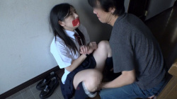 【みひな】美少女の口を塞ぎ手を拘束して手マンで潮を吹かせる！家中のどこでも生ハメしてマンコを写真撮影！の画像