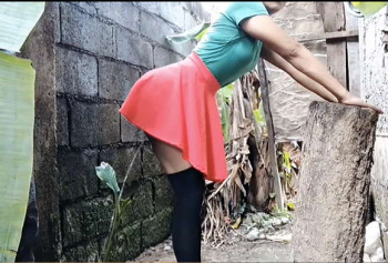 【お漏らし】赤いミニスカートの美少女が野良ションしてしまいます！【エロ動画】Seductive Vixen77の画像