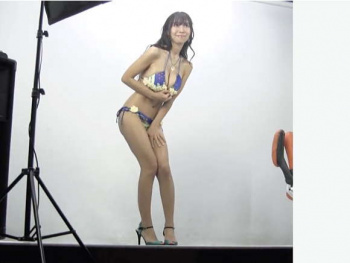 【上羽絢】爆乳ビキニのグラビアアイドルの発売記念イベントです！【エロ動画】マーレーインターナショナルの画像