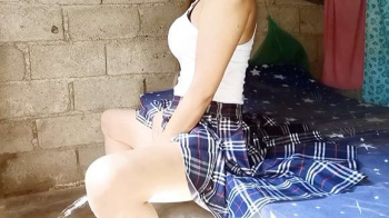 【おむつ】青チェの美女がトイレに行くのがめんどうなので放尿！【エロ動画】Seductive Vixen77の画像