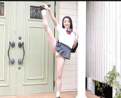 【彩月いと】Y字バランスでパンチラする女子高生!【エロ動画おすすめ】Tokyo Bikini Collegeの画像
