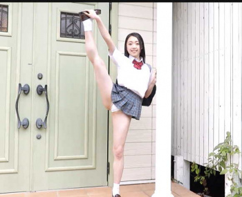 【彩月いと】Y字バランスでパンチラする女子高生！【エロ動画おすすめ】Tokyo Bikini Collegeの画像