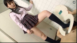 【おしっこM男】女子校のトイレに便器男がいたので放尿!【エロ動画おすすめ】SenzuriTubeの画像