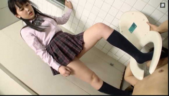 【おしっこM男】女子校のトイレに便器男がいたので放尿！【エロ動画おすすめ】SenzuriTubeの画像