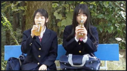 【おしっこ】肉体労働者にドリンクを飲ませてもらった女子高生2名。利尿剤が入っていました!【エロ動画おすすめ】の画像