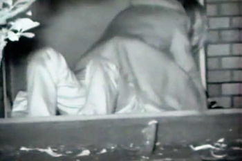 【カップル盗撮】若い男女が暗い公園で青姦！【エロ動画おすすめ】の画像