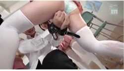 【おしっこ】女子高生たちに次々と小便をかけられる先生!【エロ動画おすすめ】の画像