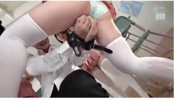 【おしっこ】女子高生たちに次々と小便をかけられる先生！【エロ動画おすすめ】の画像