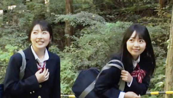 【おしっこ】キャンプ場の管理人に騙されて利尿剤を飲んだ女子高生が野良ション！【エロ動画おすすめ】の画像