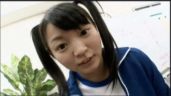 【おしっこ】おしっこを我慢していたロリータが和式便所で放尿します！【エロ動画おすすめ】の画像