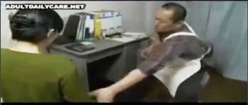 【おしっこ】万引きをした欲求不満な奥様が逮捕されて失禁！【エロ動画おすすめ】ヘンリー塚本の画像