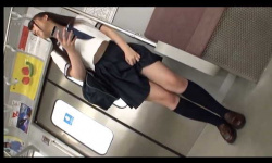 【お漏らし】電車で失禁した女子高生が若い男に痴漢される！【エロ動画おすすめ】の画像