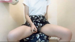 【トイレ】素人女性が家のトイレでリアルオナニーする個人撮影です!【エロ動画おすすめ】の画像