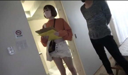 【おしっこ】不動産の内見に来たギャルがトイレでオナニーのしやすさを試します！【エロ動画おすすめ】宇佐美雪の画像