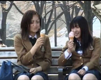 【おしっこ】お腹が冷えた女子高生が公園で野良ションしてバレる！【エロ動画おすすめ】の画像