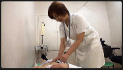 【おむつ】エッチな看護婦にオムツ交換とフェラチオをされた！【エロ動画おすすめ】の画像
