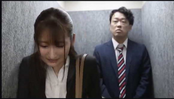 【おしっこ】面接に来た就活生がエレベーターでお漏らし！【エロ動画おすすめ】末広純の画像