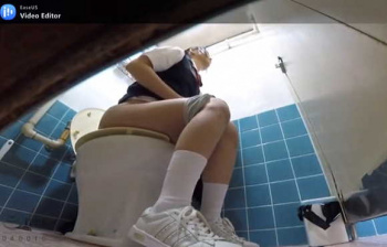 【おしっこ】トイレのドアを無理やりこじ開けて入ってきた変態が女子○生をレイプ！【エロ動画おすすめ】の画像
