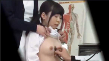 【おしっこ】健康診断でアナルばかり調べられるアウロリJK！【エロ動画おすすめ】の画像