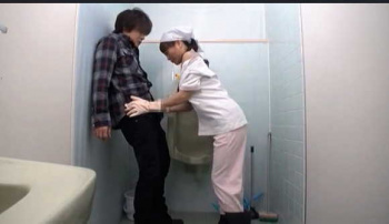 【おしっこ】トイレ掃除のおばさんが痴女でした！【エロ動画おすすめ】の画像