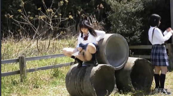 【おしっこ】土管の上で野ションをした女子高生が変態に襲われる！【エロ動画おすすめ】の画像