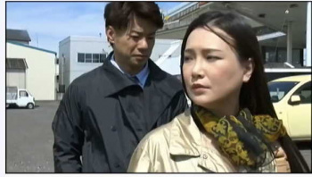 【おしっこ】コートの下が全裸の痴女がトイレでセックス！【エロ動画おすすめ】ヘンリー塚本　花岡じったの画像