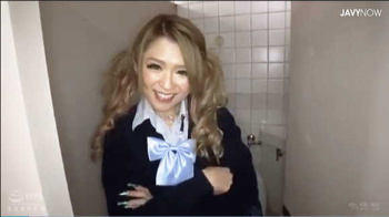 【おしっこ】ギャル女子高生がトイレで手コキのパパ活！【エロ動画おすすめ】の画像